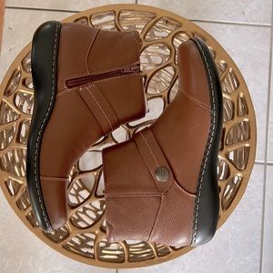 Clarks collection ultimate comfort tan booties new size 9